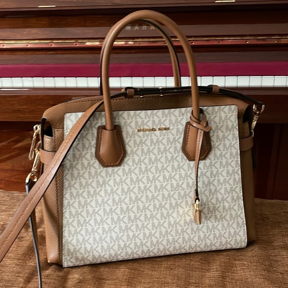 Michael Kors bag 12x10x5 excellent used condition - Picture 1 of 8